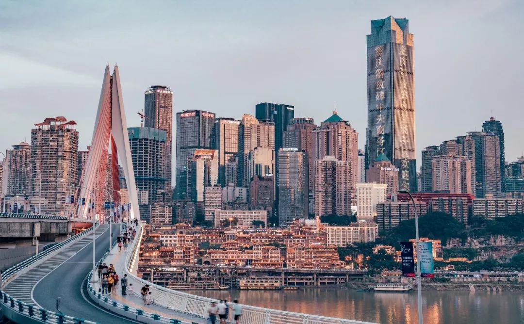 重庆之声，致敬听众，亲爱的朋友们共同聆听